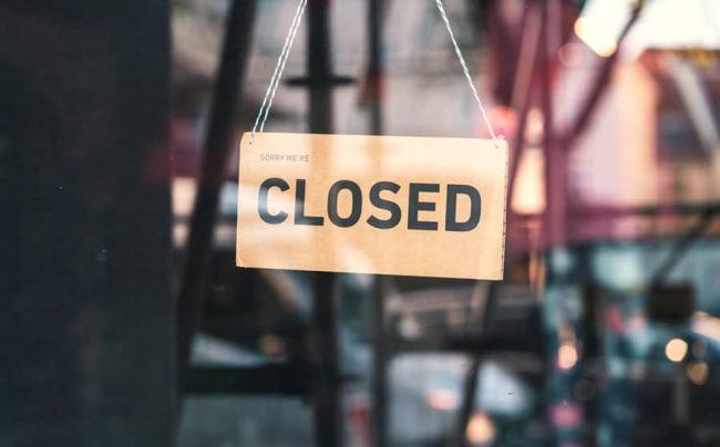 A sign that says “Sorry, we’re closed”. Shops in Munich closed.